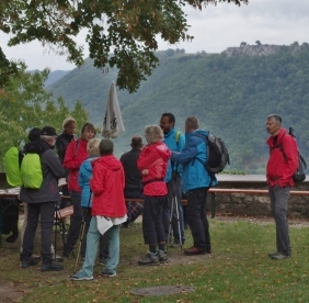 Wandergruppe im Burghof