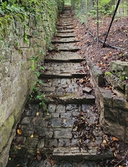 Steiler Weg mit Kopfsteinpflaster